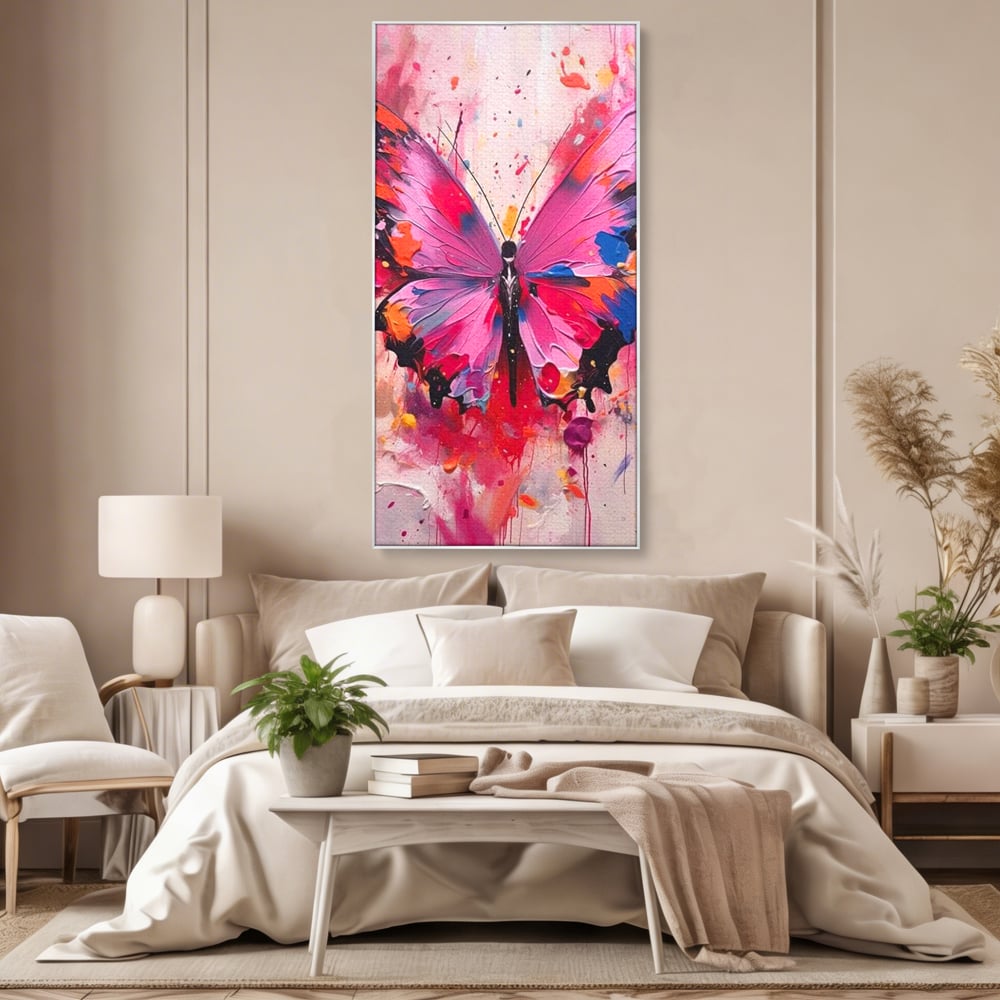 Tablou canvas cu pictura digitala cu fluture roz, in rama de aluminiu argintiu, pe perete intr-un dormitor